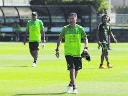 El DT del Tri, el colombiano Juan Carlos Osorio (c), participa en el entrenamiento de la Selección de ayer. EFE / J. Méndez