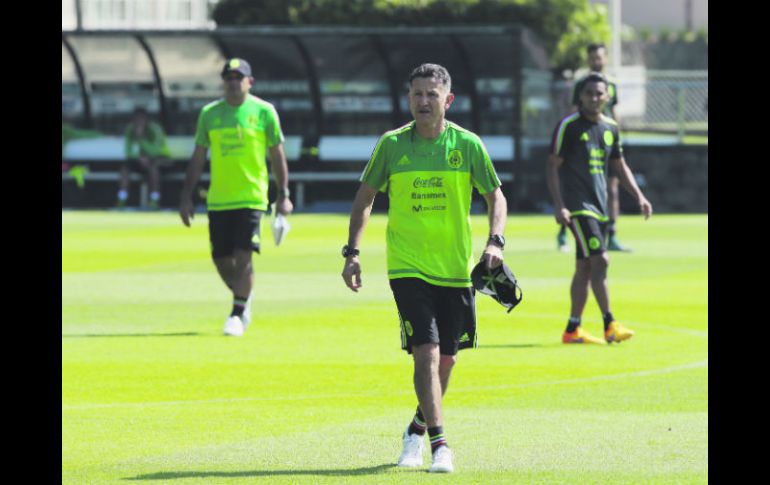 El DT del Tri, el colombiano Juan Carlos Osorio (c), participa en el entrenamiento de la Selección de ayer. EFE / J. Méndez