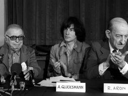 De izquierda a derecha, Jean Paul-Sartre, André Glucksmann y Raymond Aron durante una conferencia de prensa en París, en 1979. AFP / M. Clement