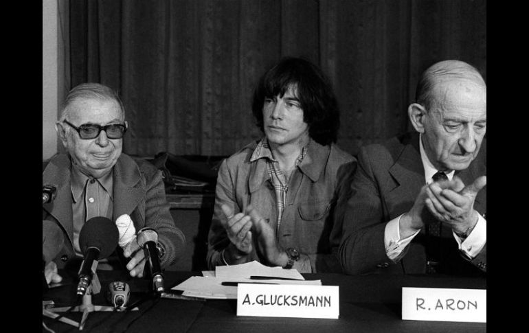 De izquierda a derecha, Jean Paul-Sartre, André Glucksmann y Raymond Aron durante una conferencia de prensa en París, en 1979. AFP / M. Clement