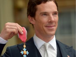 Cumberbatch, de los más jóvenes en recibir la medalla, es premiado por sus servicios en las Artes Escénicas y Obras de Beneficencia. AFP / A. Devlin