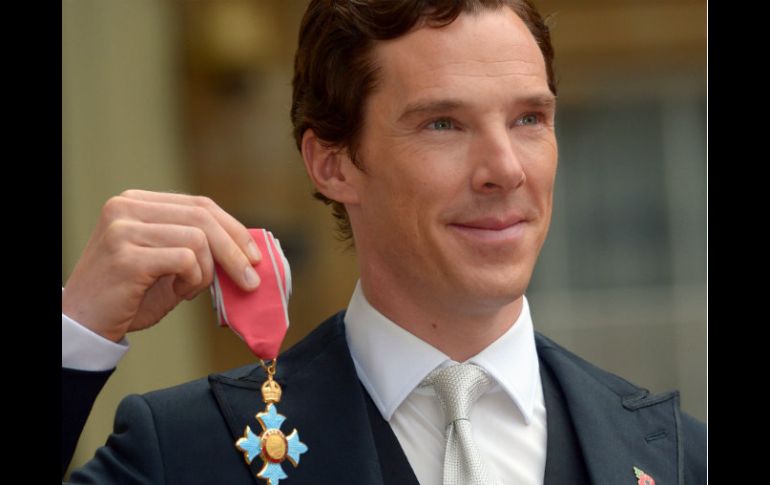 Cumberbatch, de los más jóvenes en recibir la medalla, es premiado por sus servicios en las Artes Escénicas y Obras de Beneficencia. AFP / A. Devlin