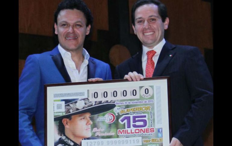 Fernández y Pablo Treviño, director general de la Lotería Nacional, posan con el billete. FACEBOOK / Lotería Nacional para la Asistencia Pública