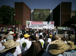 Algunos de los inconformes ya instalaron mantas y casas de campaña, frente al recinto legislativo. SUN / I. Stephens