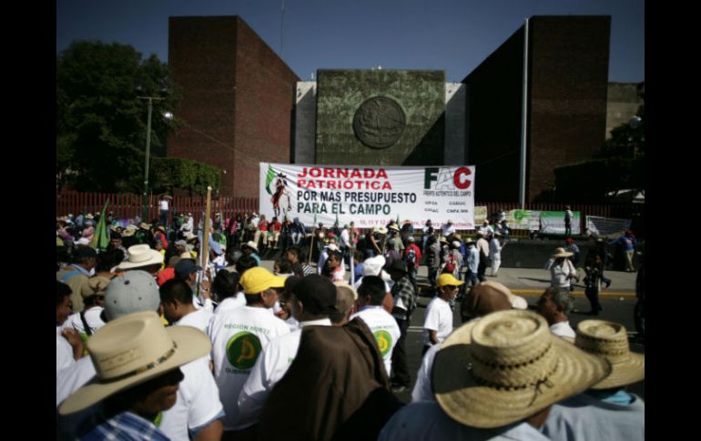 Algunos de los inconformes ya instalaron mantas y casas de campaña, frente al recinto legislativo. SUN / I. Stephens