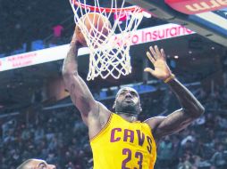 LeBron James tuvo otra noche destacada al encabezar el ataque de los Cavaliers. AP / R. Schwane