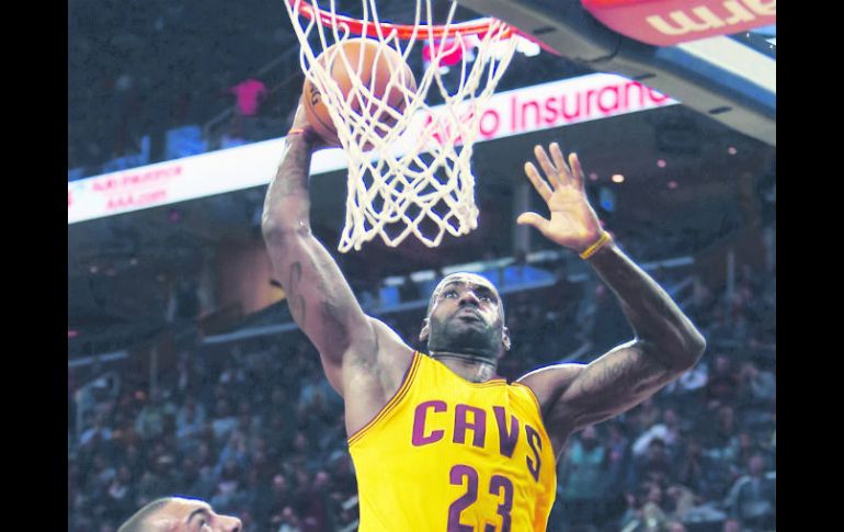 LeBron James tuvo otra noche destacada al encabezar el ataque de los Cavaliers. AP / R. Schwane