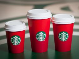 Los vasos de este año tienen un tono de rojo que se oscurece en la base, sin ningún otro motivo navideño. ESPECIAL / Starbucks