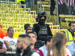 En las gradas, en la cancha y fuera del estadio, hubo cientos de policías que se encargaron de cuidar el orden. EL INFORMADOR / R. Tamayo