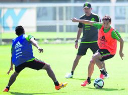 Juan Carlos Osorio durante la práctica del Tricolor mayor en la Ciudad de México. En la foto, Andrés Guardado conduce la pelota. MEXSPORT /