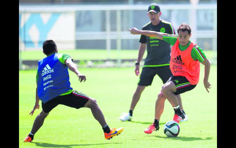 Juan Carlos Osorio durante la práctica del Tricolor mayor en la Ciudad de México. En la foto, Andrés Guardado conduce la pelota. MEXSPORT /