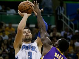 Nikola Vucevic, de Orlando, realizó el tiro ganador en el último segundo del partido. AP / J. Raoux