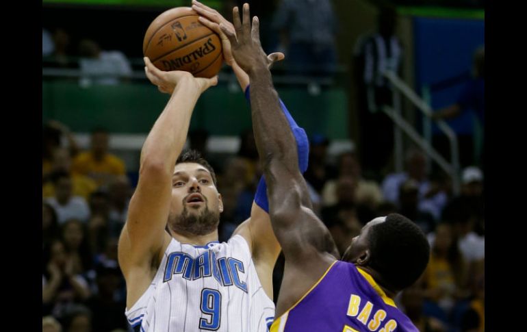 Nikola Vucevic, de Orlando, realizó el tiro ganador en el último segundo del partido. AP / J. Raoux