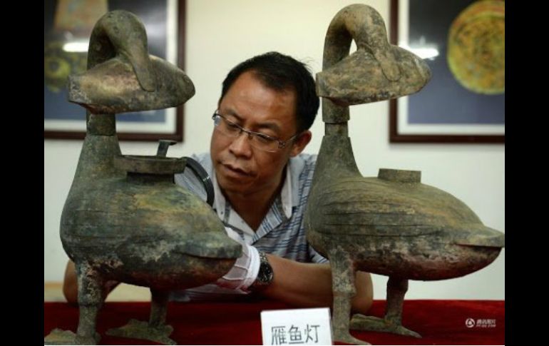 Las lámparas de bronce tienen forma de ganso que atrapa con su pico un pez, donde está situada la luz, generada por la quema de cera. TWITTER / @classicchina