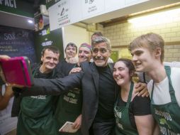 Clooney aprovechó su visita para tomarse una ''selfie'' con los empleados del lugar. EFE / J. Holmes