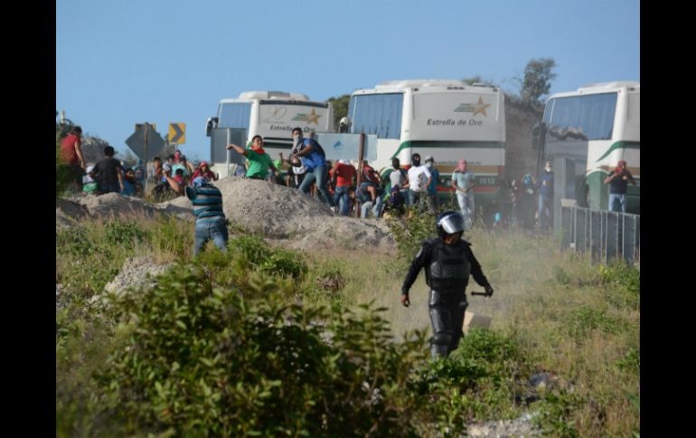 El gobierno del estado por su parte informa que en estos hechos resultó herido el agente Elvis Hernández. EFE / L. Ocampo