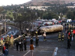 Cuatrocientas personas han sido evacuadas del municipio en Tlalnepantla después de que una pipa de gas explotara. SUN / F. Ramírez