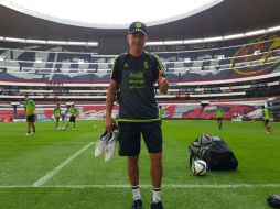 Osorio, quien debutará de manera oficial con el Tricolor, platicó con sus jugadores y se mostró activo durante la práctica. TWITTER / @miseleccionmx