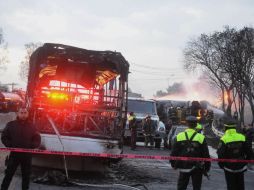 Esta madrugada, una pipa volcó en la llamada 'Curva del Diablo', provocando una gran explosión donde murió el chofer. EFE /