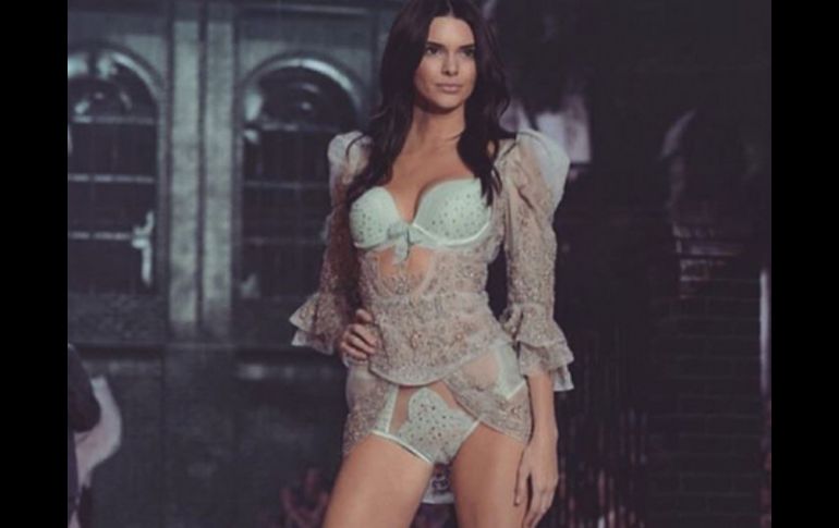 Los flashes de los fotógrafos dejaron al descubierto la figura de la joven, pues la tela se transparentaba. INSTAGRAM / @kendalljenner