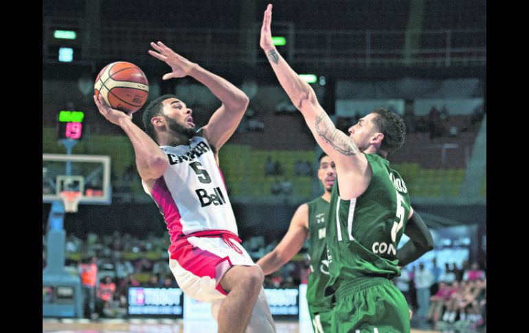 Acción del partido entre México y Canadá dentro del preolímpico disputado en la Ciudad de México. MEXSPORT /