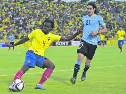 Juan Carlos Paredes y Edinson Cavani disputan el balón. AFP /