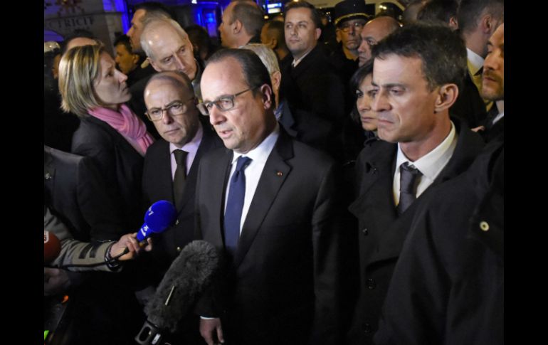 El Presidente y el ministro del Interiro Bernard Cazeneuve (i) habían batallado con intentos de ataques terroristas todo el año. AFP / M. Medina