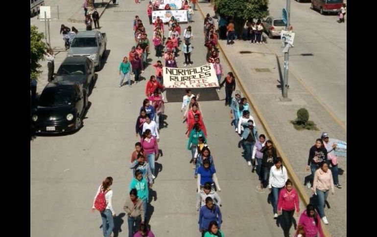 Maestros de las CETEG se unen a la marcha, exigen respeto a la lucha por la presentación con vida de los 43 desaparecidos. SUN / ARCHIVO