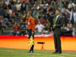 Osorio señala instrucciones a sus jugadores durante el partido México-El Salvador. AP / E. Verdugo