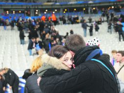 Angustia. Miles de franceses se encontraban en un partido de futbol cuando se enteraron de los atentados en la capital. AFP /