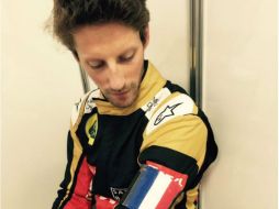 El piloto francés de la F1, Romain Grosjean, porta la bandera francesa en un brazalete. TWITTER / @RGrosjean