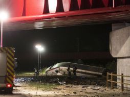 El tren estalló en llamas, se partió y cayó a un canal. AP / F. Badias