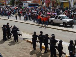 En Oaxaca, la Sección 22 marchó a las instalaciones del IEEPO en protesta a la reforma educativa. SUN /