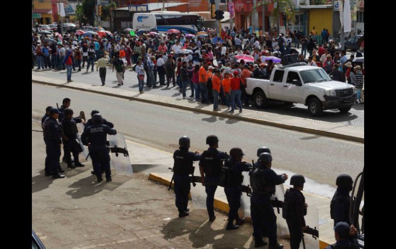 En Oaxaca, la Sección 22 marchó a las instalaciones del IEEPO en protesta a la reforma educativa. SUN /