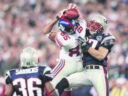 El Súper Bowl XLII quedará marcado por una espectacular recepción. David Tyree se ayuda del casco y atrapa el balón. AP /