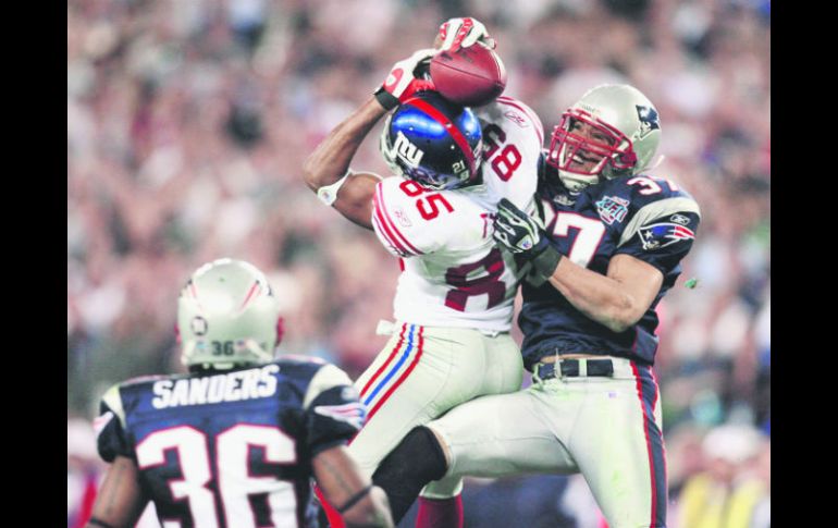 El Súper Bowl XLII quedará marcado por una espectacular recepción. David Tyree se ayuda del casco y atrapa el balón. AP /