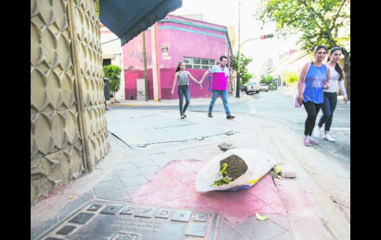 Trabajadores de una empresa cablera repararon la banqueta que perforaron, pero quedó en pésimas condiciones. EL INFORMADOR / P. Franco