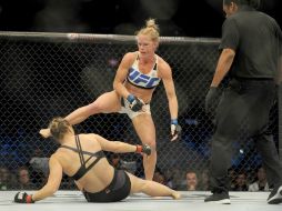 Holm dio una poderosa patada a la cabeza que derribó de inmediato a Rousey. EFE / J. Castro