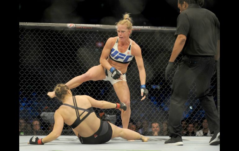 Holm dio una poderosa patada a la cabeza que derribó de inmediato a Rousey. EFE / J. Castro