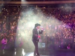 Julión no reparó en tomar los regalos del público, algunos le dieron otros sombreros que usó durante el concierto. TWITTER / @julionalvarez