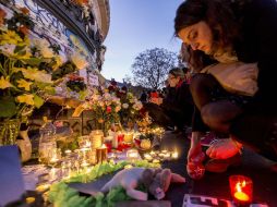 El presidente francés François Hollande acusó al EI de ser responsable de la ola de ataques perpetrados el viernes de noche en París. EFE / J. Warnand