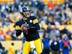 Ben Roethlisberger salió de la banca el domingo y lanzó para 379 yardas. AFP / J. Wickerham