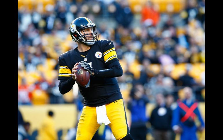 Ben Roethlisberger salió de la banca el domingo y lanzó para 379 yardas. AFP / J. Wickerham