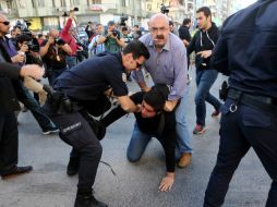 Varios manifestantes fueron detenidos porque se rehusaron a someterse a una revisión de seguridad. AFP / A. Altan