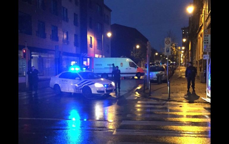 Policías patrullan el barrio Molenbeek, en Bruselas, considerado como un refugio yihadista. EFE / J. Ojeda