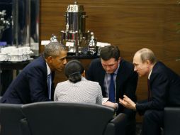 Barack Obama y Valdimir Putin conversan en un receso durante la reunión del G20. EFE / C. Oksuz