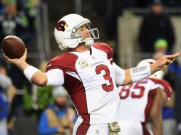 Carson Palmer batalló en serio pero le ganó la partida a la defensiva secundaria de Seattle al completar tres pases de anotación. AFP / S. Dykes