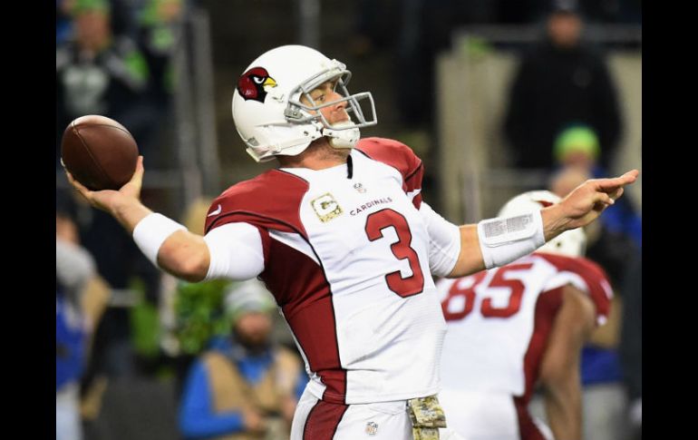 Carson Palmer batalló en serio pero le ganó la partida a la defensiva secundaria de Seattle al completar tres pases de anotación. AFP / S. Dykes