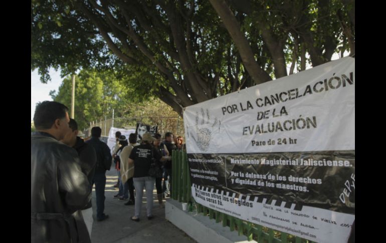 Movimiento Magisterial Jalisciense. Al ingreso había mantas en contra de la aplicación de la prueba. EL INFORMADOR / F. Atilano