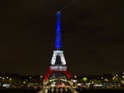 Esta noche, la torre lucía los colores de la bandera francesa gracias a una proyección luminosa. AFP / A. Jocard